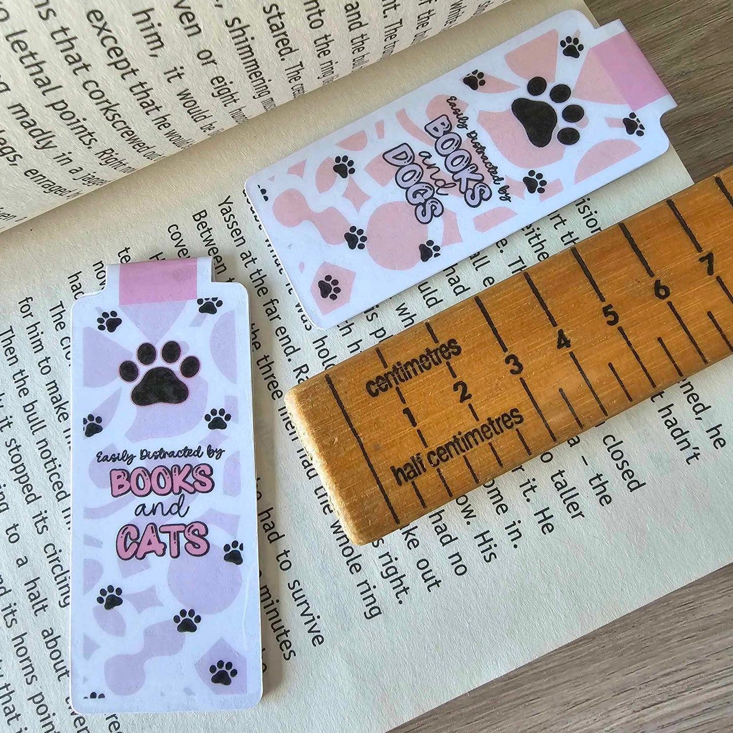 MAGNETIC BOOKMARK - BOOKS AND CATS/DOGS