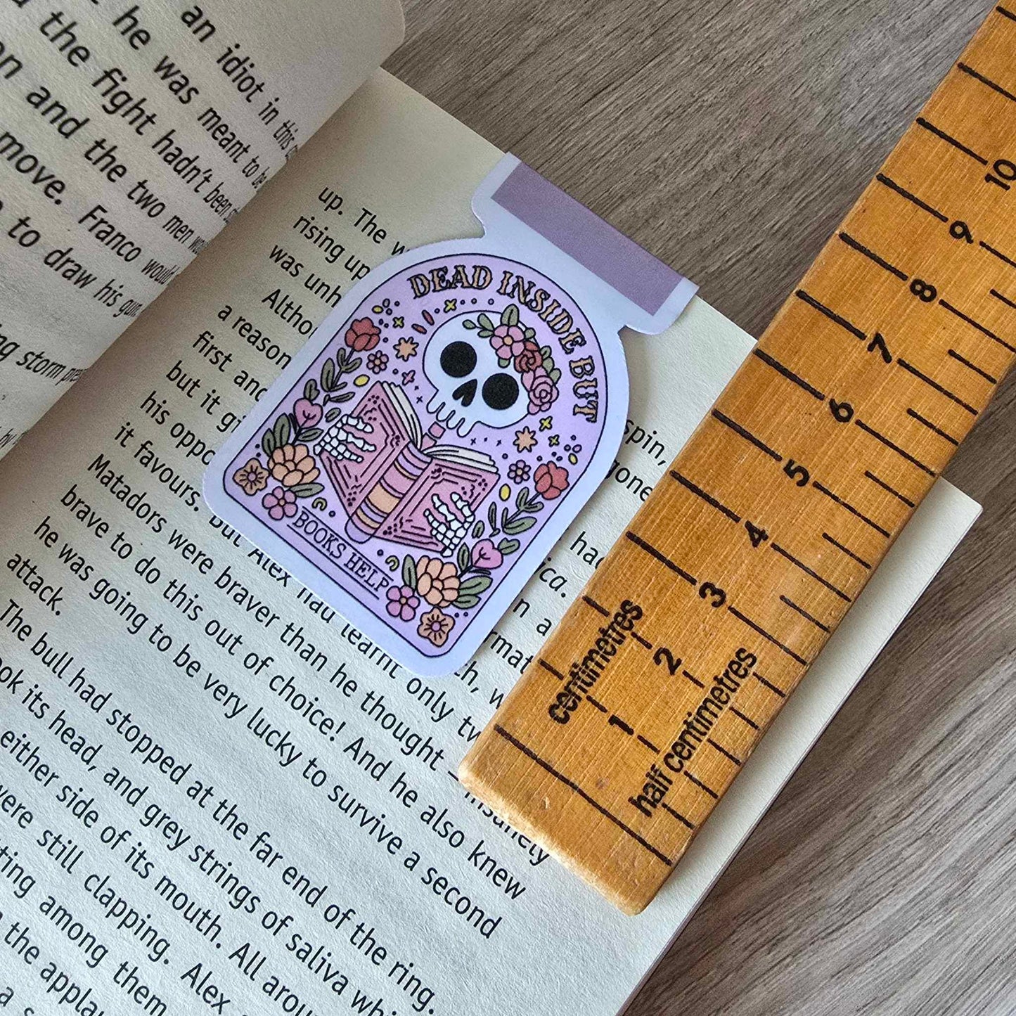 MAGNETIC BOOKMARK - SKELETON - DEAD INSIDE BUT BOOKS HELP