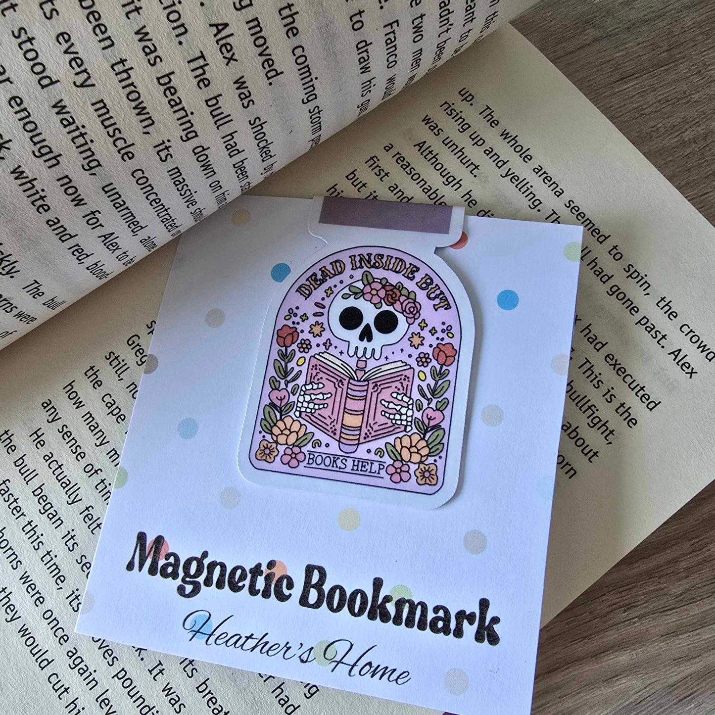 MAGNETIC BOOKMARK - SKELETON - DEAD INSIDE BUT BOOKS HELP